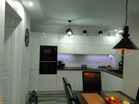 Coffee/tea facilities, Kitchen or kitchenette, Dining area, microwave, oven, stove, washing machine