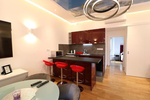 Kitchen or kitchenette, Dining area