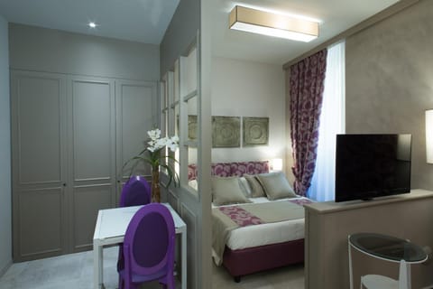 Bed, TV and multimedia, Living room, Photo of the whole room, Seating area, Evening entertainment, Bedroom, wardrobe, air conditioner
