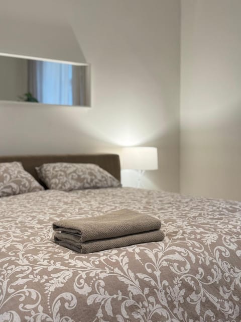 Bed, Bedroom, towels