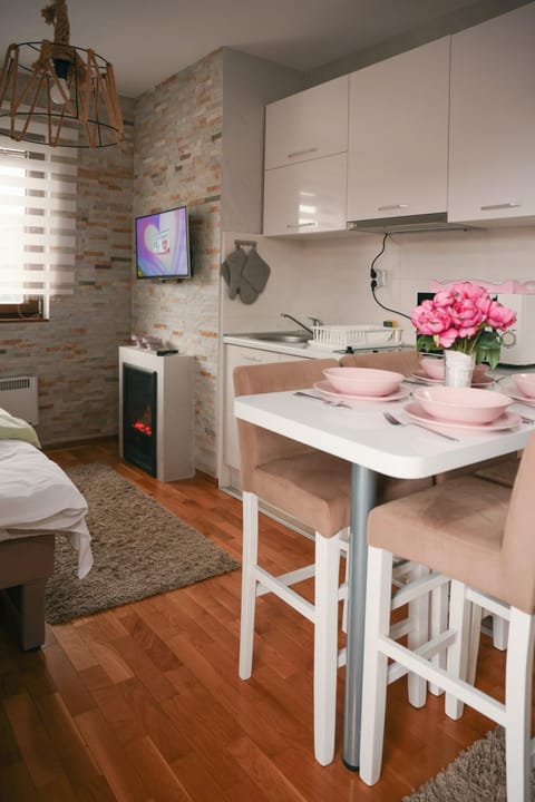 Bed, Kitchen or kitchenette, Bedroom