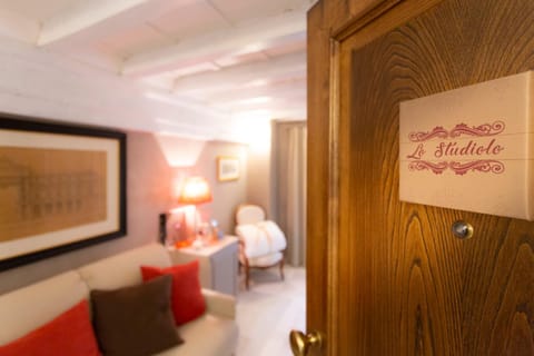 Bed, Living room, Photo of the whole room, Seating area, Bedroom, Text overlay, wardrobe