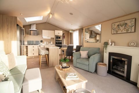 Kitchen or kitchenette, Living room, Seating area, Dining area, pet friendly, stove