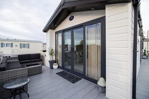 Property building, Balcony/Terrace, Balcony/Terrace, Seating area