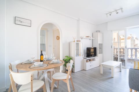 TV and multimedia, Living room, Seating area, Dining area