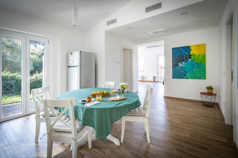 Living room, Food and drinks, Seating area, Dining area, Food