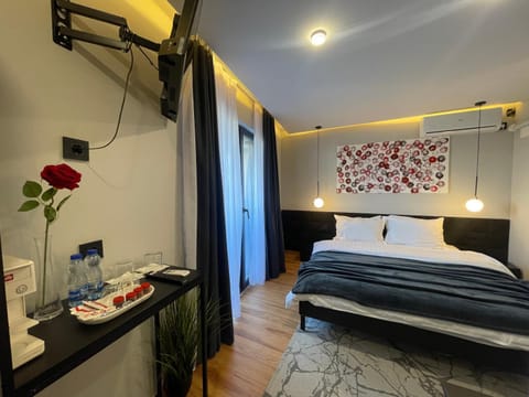 Bed, TV and multimedia, Photo of the whole room, Bedroom, towels, air conditioner