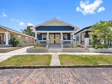 Stylish Home- Mins to St Josephs Hospital & DT House in Tampa