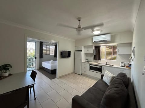 Bed, TV and multimedia, Kitchen or kitchenette, Living room, Seating area, Dining area, Bedroom, stove