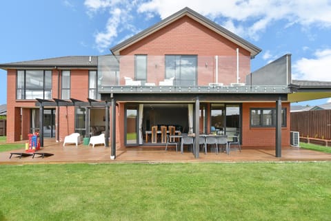 Property building, Balcony/Terrace, Seating area, Dining area