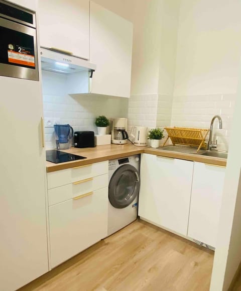 Coffee/tea facilities, Kitchen or kitchenette, oven, stove, washing machine