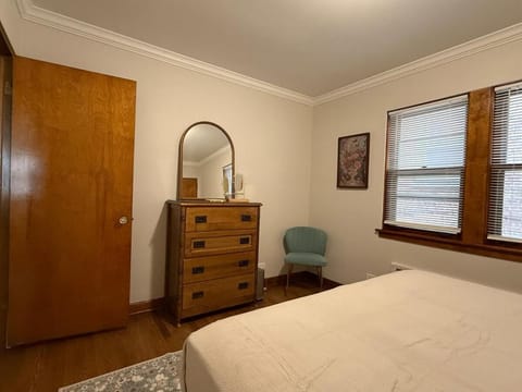 Cozy Charming 2br 1 ba apt near Oak Park fast wifi fully equipped Apartment in Berwyn