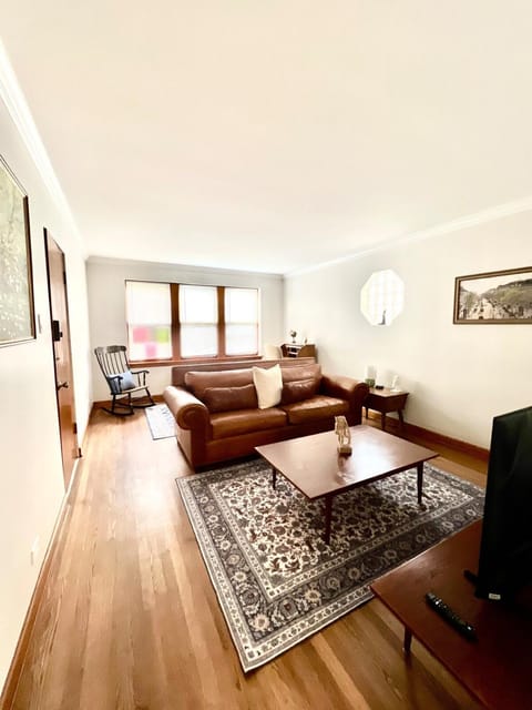 Cozy Charming 2br 1 ba apt near Oak Park fast wifi fully equipped Apartment in Berwyn