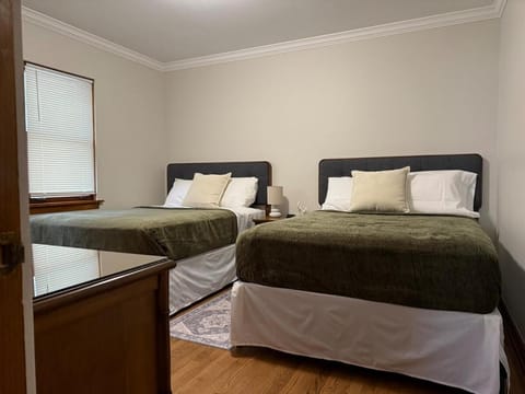 Cozy Charming 2br 1 ba apt near Oak Park fast wifi fully equipped Apartment in Berwyn