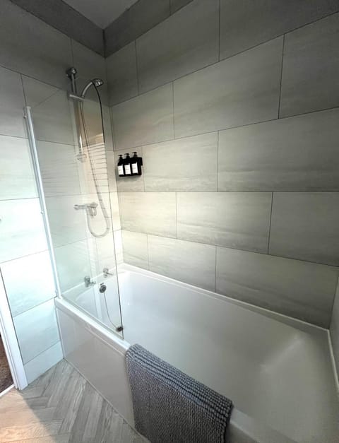 3-Bedroom Home in Belfast- near Crumlin Rd Gaol House in Belfast