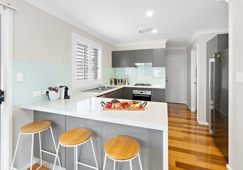 Kitchen or kitchenette, Dining area, oven, pet friendly, stove
