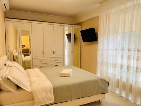Bed, TV and multimedia, Photo of the whole room, Bedroom, towels, wardrobe, air conditioner