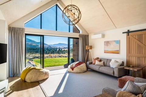 Communal lounge/ TV room, Natural landscape, TV and multimedia, Living room, Seating area, Evening entertainment, Mountain view