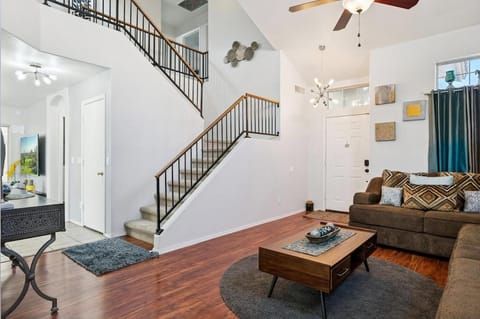 Charming 3 Bedroom Retreat with Patio Near Shopping & Dining House in Chandler