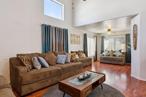 Charming 3 Bedroom Retreat with Patio Near Shopping & Dining House in Chandler