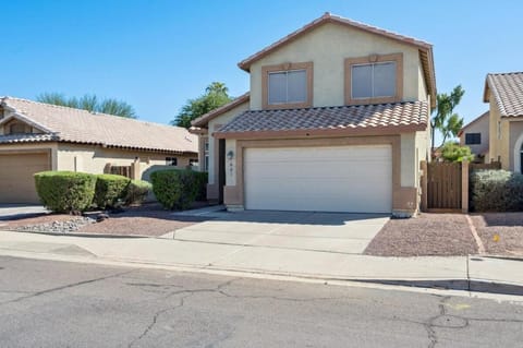 Charming 3 Bedroom Retreat with Patio Near Shopping & Dining House in Chandler
