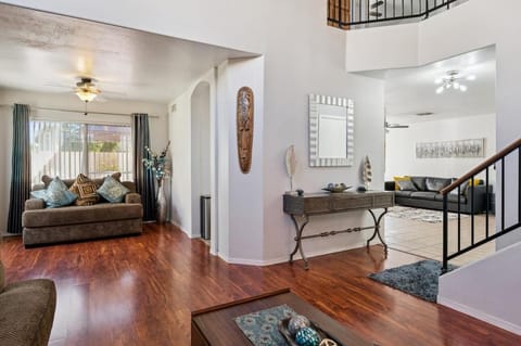 Charming 3 Bedroom Retreat with Patio Near Shopping & Dining House in Chandler