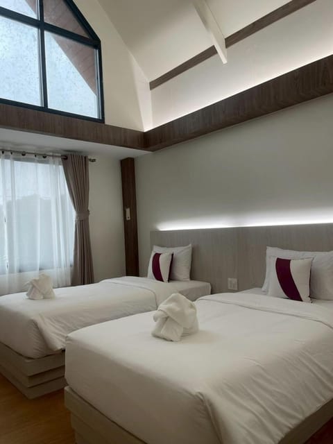 Bed, Bedroom, towels