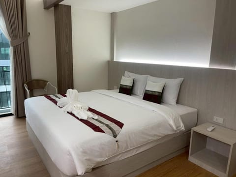 Bed, Bedroom, towels