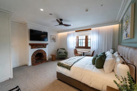 Bed, TV and multimedia, Photo of the whole room, Bedroom, fireplace