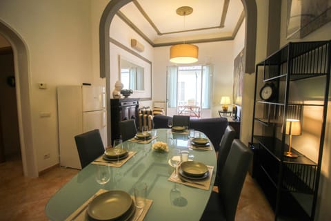 Kitchen or kitchenette, Living room, Food and drinks, Seating area, Dining area, Food
