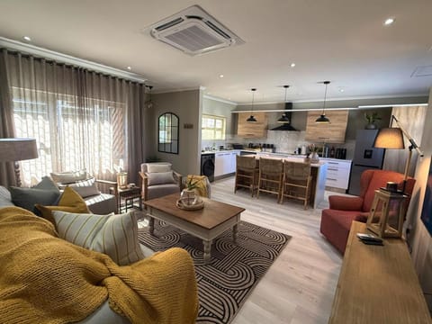 Living room, Photo of the whole room