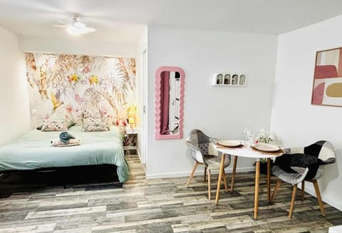 Bed, Living room, Photo of the whole room, Seating area, Dining area, Bedroom