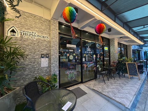 Restaurant/places to eat, Facade/entrance