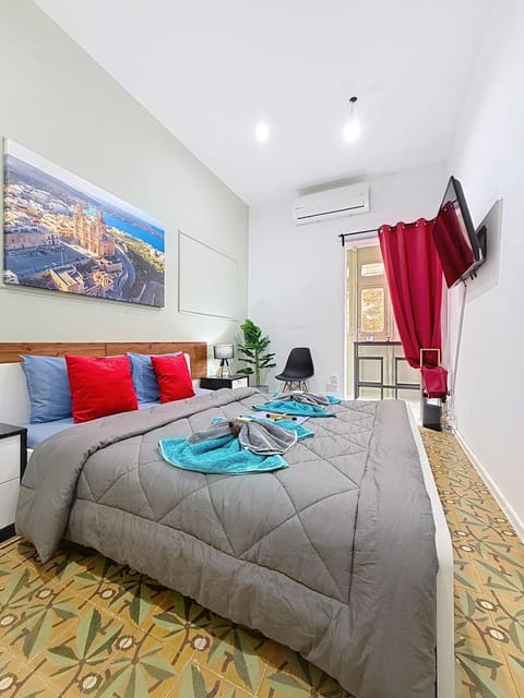 Bed, TV and multimedia, Photo of the whole room, Bedroom
