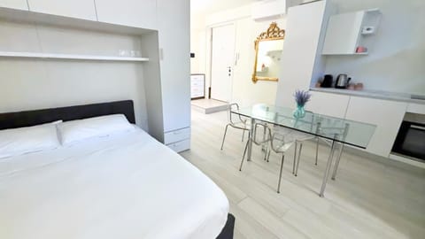 Bed, Kitchen or kitchenette, Photo of the whole room, Dining area
