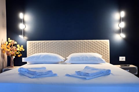 Bed, Bedroom, towels