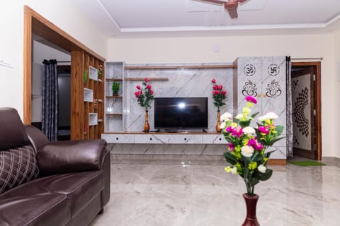 TV and multimedia, Living room, Seating area, Evening entertainment