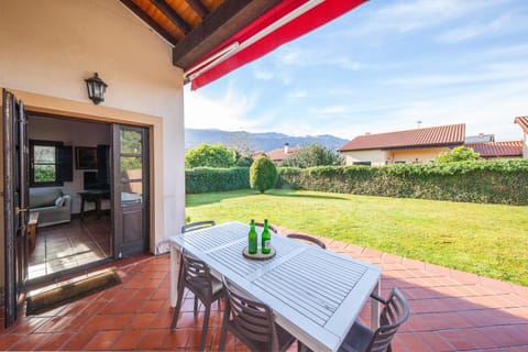 View (from property/room), Dining area, Garden view, Mountain view
