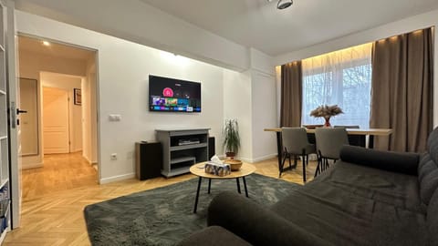 Communal lounge/ TV room, TV and multimedia, Living room, Seating area, Dining area, Evening entertainment