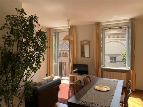 Property building, TV and multimedia, View (from property/room), Balcony/Terrace, Lounge or bar, Seating area, Dining area, City view