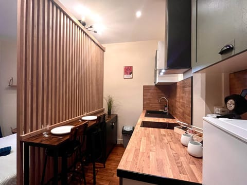 Kitchen or kitchenette, Dining area, stove