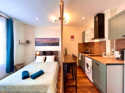 Bed, Kitchen or kitchenette, Photo of the whole room, Bedroom, towels