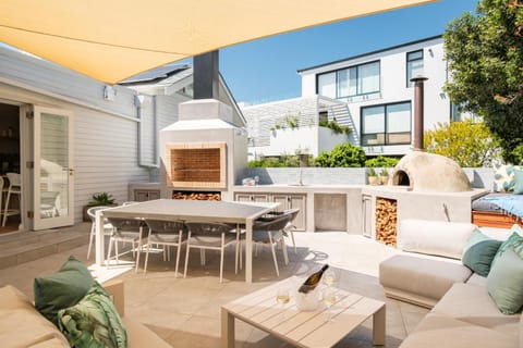 Property building, Patio, BBQ facilities, Balcony/Terrace, Balcony/Terrace, Seating area, Dining area