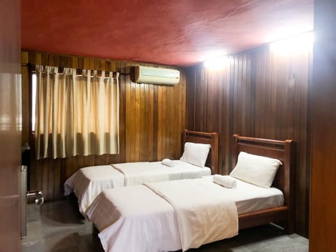 Bed, towels