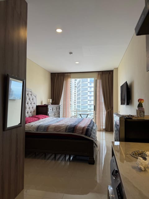 Bed, TV and multimedia, Bedroom