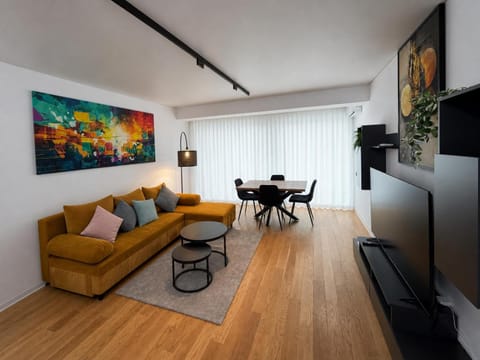 TV and multimedia, Living room, Decorative detail, Seating area, Dining area, air conditioner