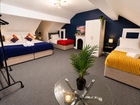 Bed, TV and multimedia, Photo of the whole room, Bedroom