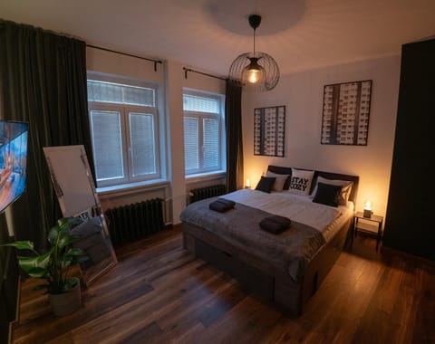 TV and multimedia, Photo of the whole room, Bedroom