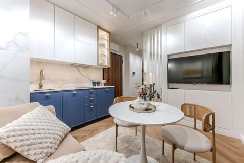 Communal lounge/ TV room, Balcony/Terrace