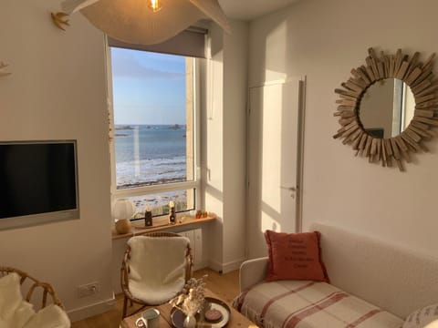 Communal lounge/ TV room, Sea view